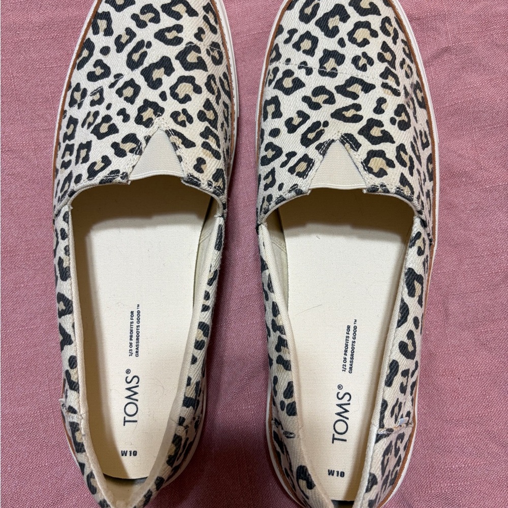 TOMS Women's Black and Cream Leopard Flats
